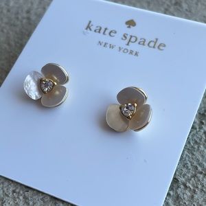 kate spade flower and pearl earrings 🌸
